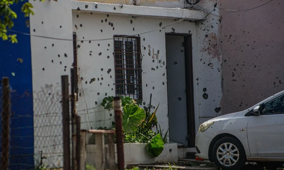 Una mujer resultó lesionada por una bala perdida, luego de un tiroteo en una vivienda en la colonia Nakayama en Culiacán.