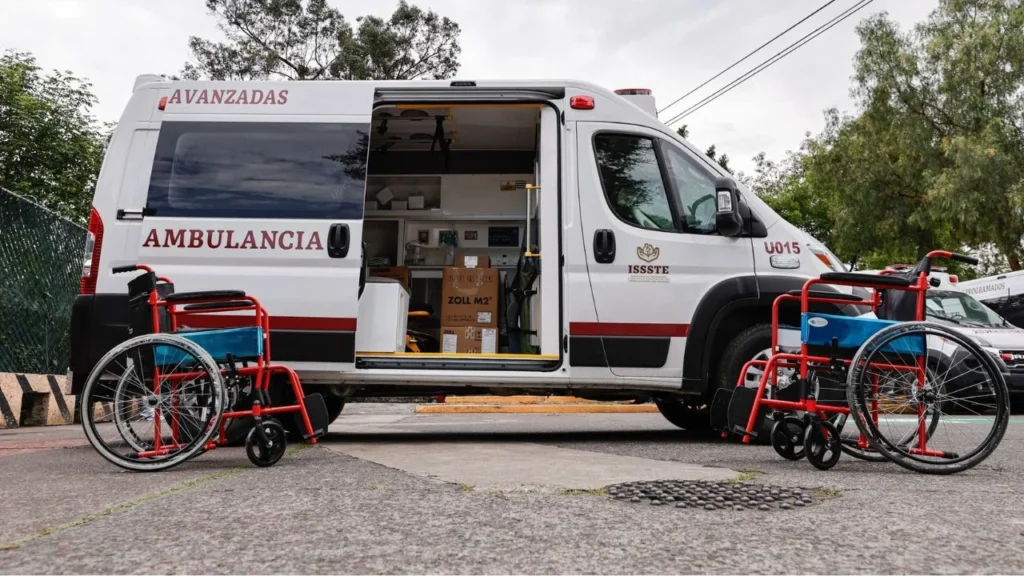 Con la renovación de ambulancias del ISSSTE, se renueva por completo el parque vehicular e incrementa 45% el número de unidades en servicio.