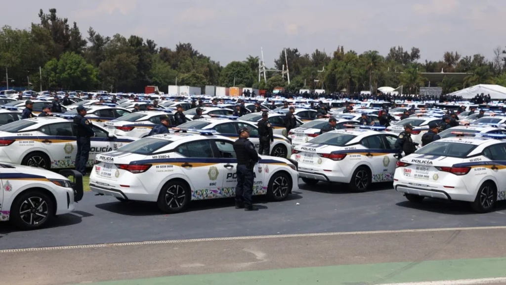 Autoridades capitalinas dieron el banderazo de 3 mil 500 nuevas patrullas para la CDMX; cuentan con aditamentos de alta tecnología.