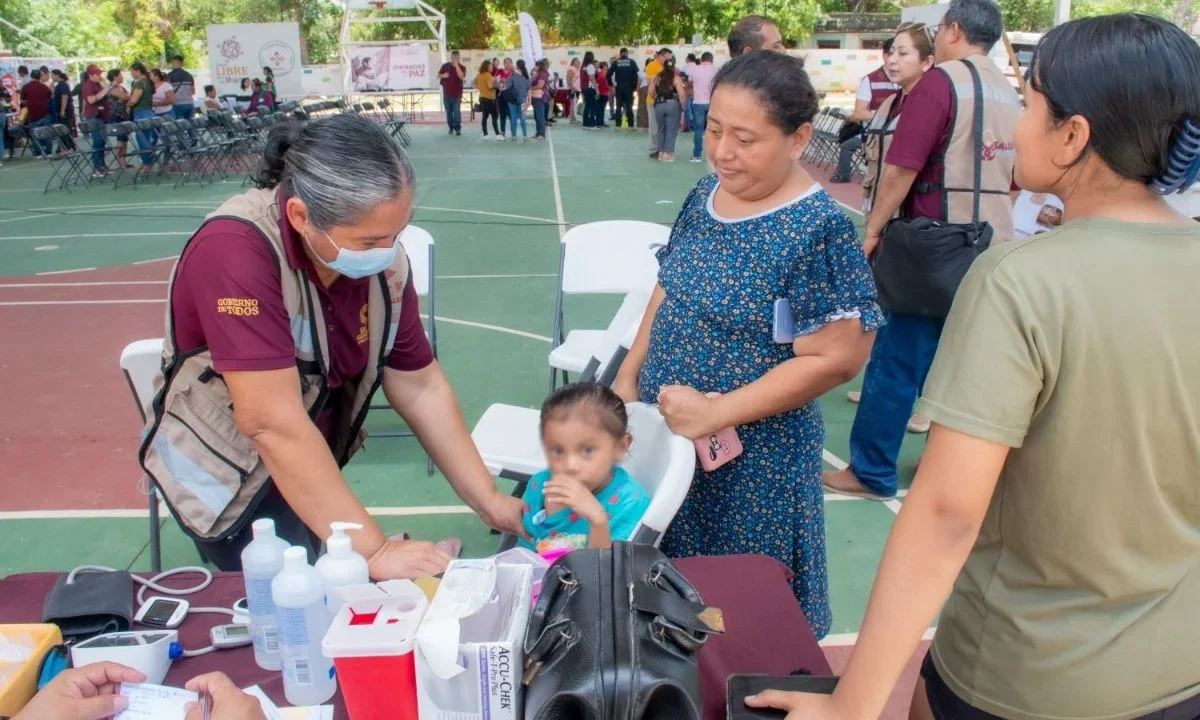 Salud en tu Barrio incluye atención médica, promoción de hábitos saludables, así como prevención y detección oportuna de enfermedades.