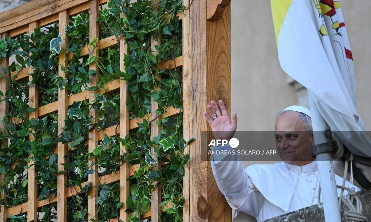 Miles asistieron al primer Ángelus del Papa León XIV en Castel Gandolfo, residencia papal de verano que se dejó de utilizar durante años.