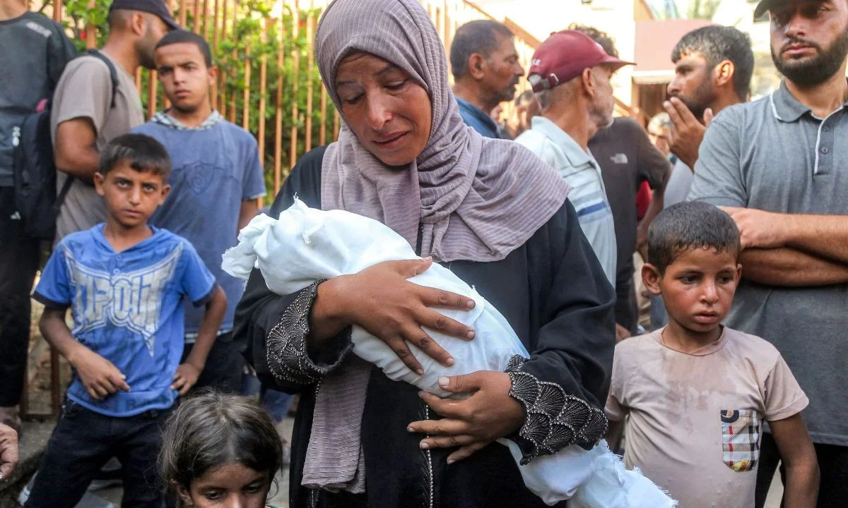 Las familias, empujadas de un lado al otro, se ven obligadas a desplazarse sin garantías de supervivencia. La ONU advirtió que la población vive en hacinamiento
