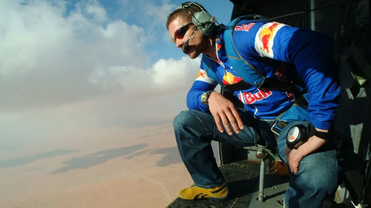 El exmilitar suizo, formado en las Fuerzas Armadas Austriacas, se volvió ícono de los deportes extremos tras su salto desde la estratósfera en 2012, parte de un proyecto de Red Bull con un globo de helio.