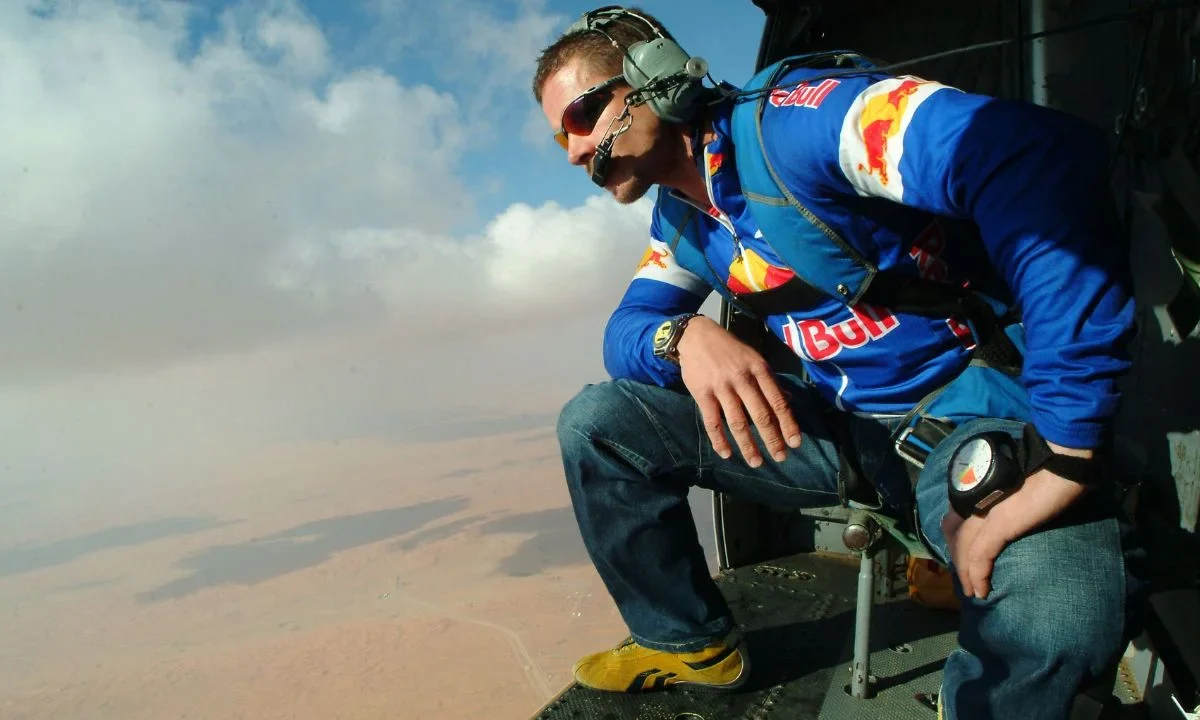 El exmilitar suizo, formado en las Fuerzas Armadas Austriacas, se volvió ícono de los deportes extremos tras su salto desde la estratósfera en 2012, parte de un proyecto de Red Bull con un globo de helio.