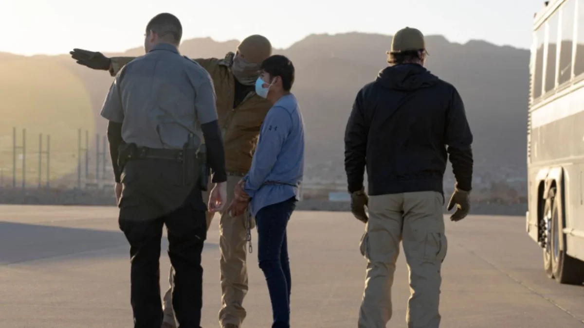 Los migrantes deberán permanecer detenidos durante todo el proceso de deportación.