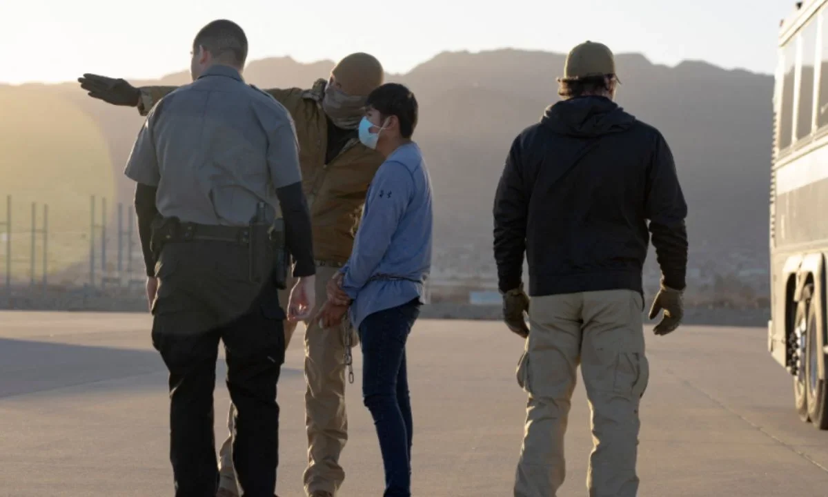Los migrantes deberán permanecer detenidos durante todo el proceso de deportación.