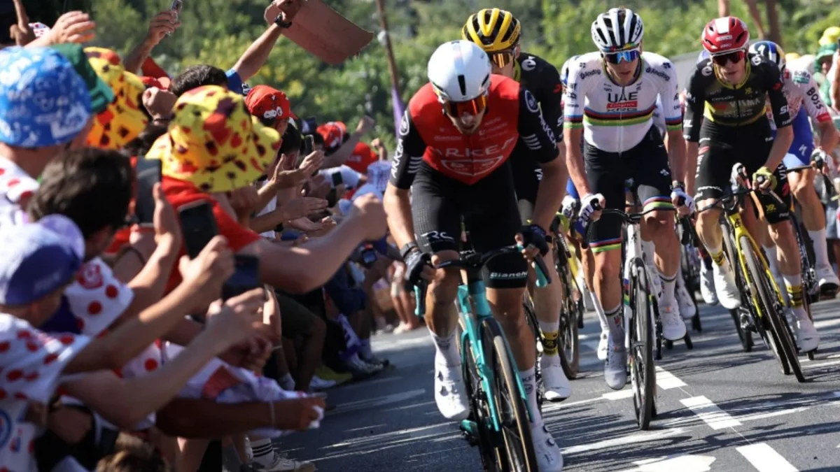 El esloveno no registró tiempo perdido, ante la postura de sus rivales de esperar a que se recuperara de la caída que tuvo al cierre de la ruta en el Tour de France