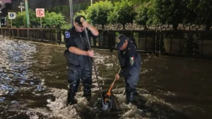 Policías apoyan a ciudadanos atrapados por las fuertes lluvias
