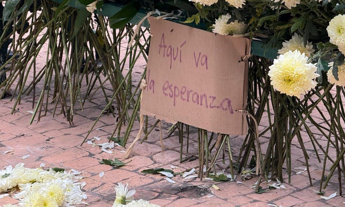Flores blancas en las estatuas de Fidel Castro y el Che Guevara