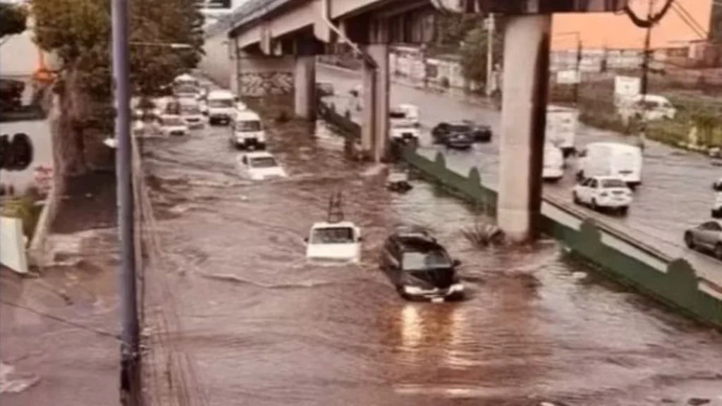 Por lluvias colapsa la avenida López Portillo en Coacalco. Noticias en tiempo real