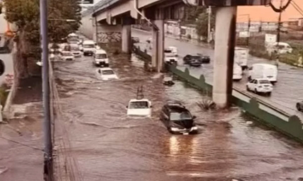 La avenida López Portillo, en Coacalco, quedó inundada debido a intensas precipitaciones pluviales.