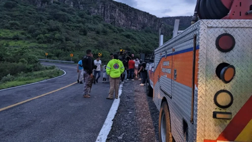 Protección Civil de Tarimoro atendió el reporte de las 17 personas extraviadas en la cascada, a quienes localizaron tras 3 horas de búsqueda.