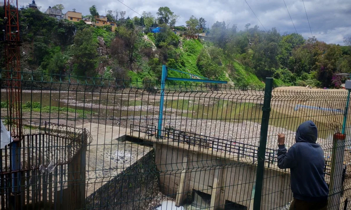 A 72 horas de que el cauce de este lugar llegó a su máximo nivel, los habitantes de la colonia Lomas de Becerra están en alerta. 
