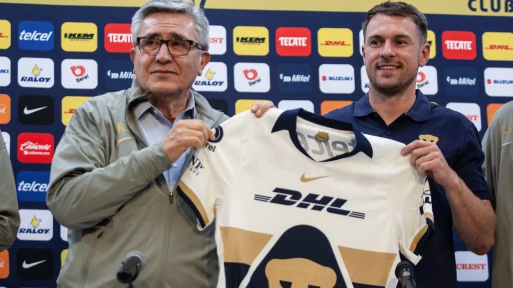 Aaron Ramsey con la camiseta de Pumas