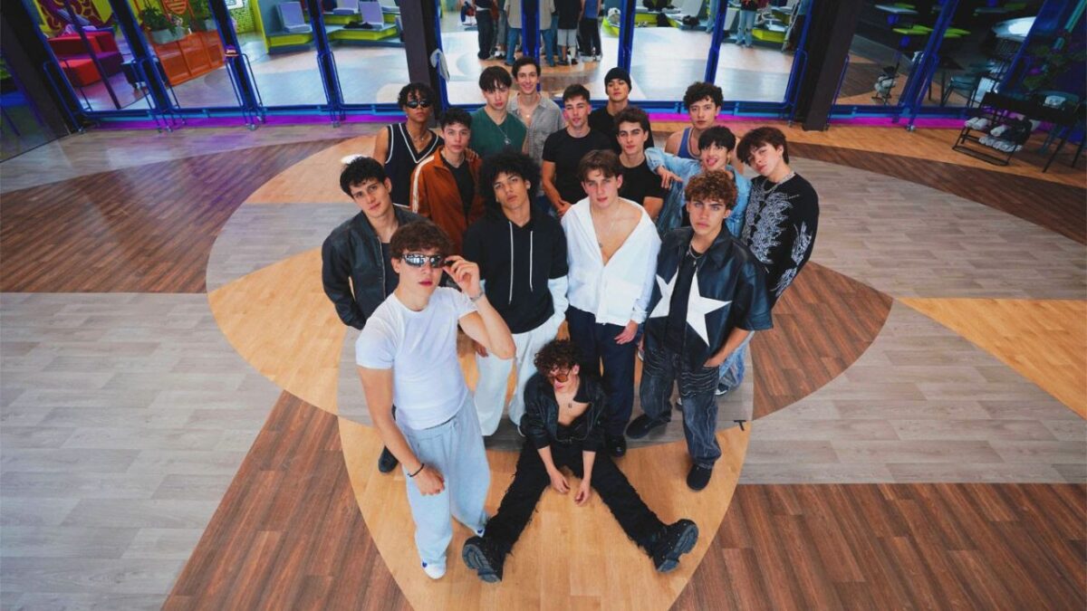 La firma coreana HYBE, la mente detrás de BTS, Enhypen, SEVENTEEN, entre otras ha llegado a Latinoamérica y como parte de su expansión ha creado HYBE Latin America, marca que buscará talentos en nuestro continente y uno de sus primeros proyectos será Santos Bravos.