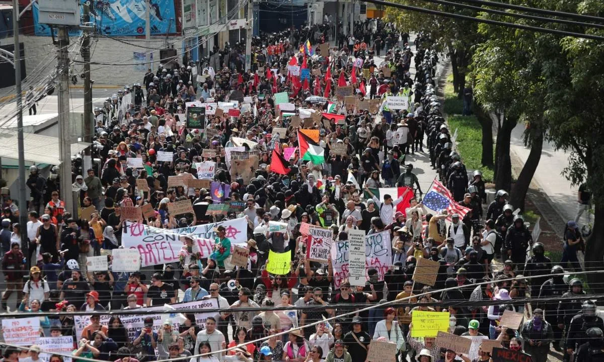 Protestan contra la gentrificación y en solidaridad, realizan consignas a favor de Cuba y Palestina en CDMX.