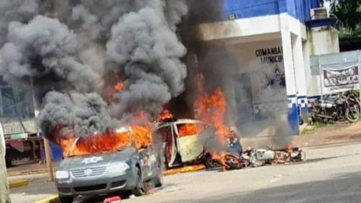 Un grupo de pobladores de Tezonapa, Veracruz, denunciaron abusos de autoridad y cobros indebidos a conductores y agredieron a policías.