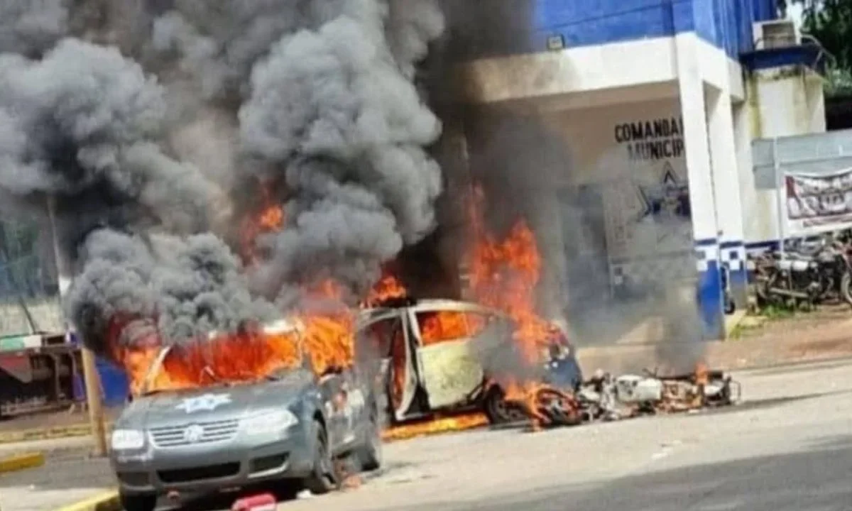 Un grupo de pobladores de Tezonapa, Veracruz, denunciaron abusos de autoridad y cobros indebidos a conductores y agredieron a policías.