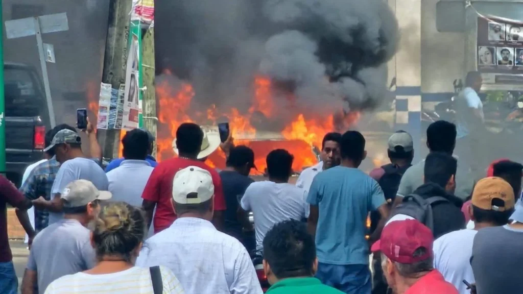 Un grupo de pobladores de Tezonapa, Veracruz, denunciaron abusos de autoridad y cobros indebidos a conductores y agredieron a policías.