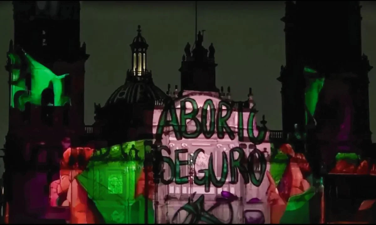 La proyección de imágenes de siete siglos de historia abarca desde la fundación de Tenochtitlán hasta el México Moderno.