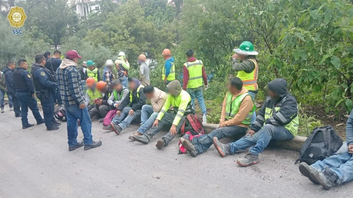 Elementos de la SSC y Protección Civil realizaron el rescate de 18 trabajadores que cayeron a un barranco en la alcaldía Álvaro Obregón.
