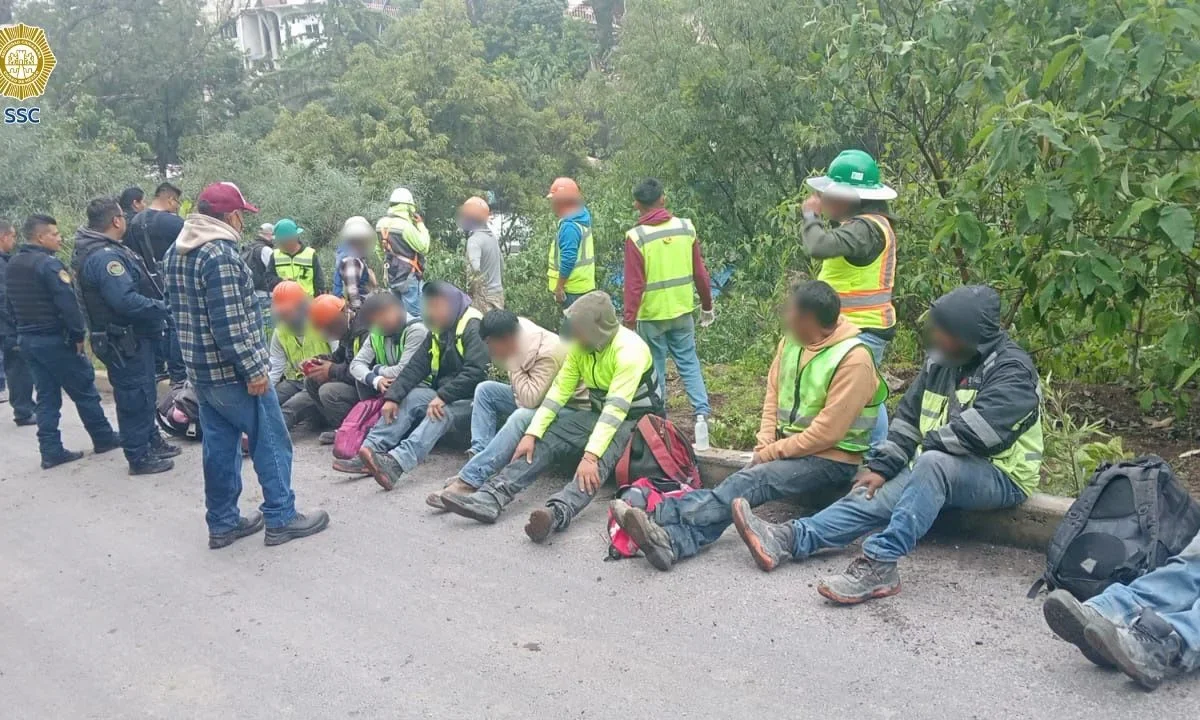 Elementos de la SSC y Protección Civil realizaron el rescate de 18 trabajadores que cayeron a un barranco en la alcaldía Álvaro Obregón.