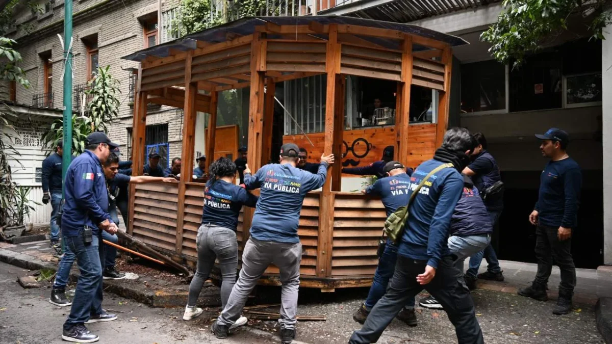 Durante un operativo, retiran 4 toneladas de enseres en comercios de la alcaldía Cuauhtémoc.