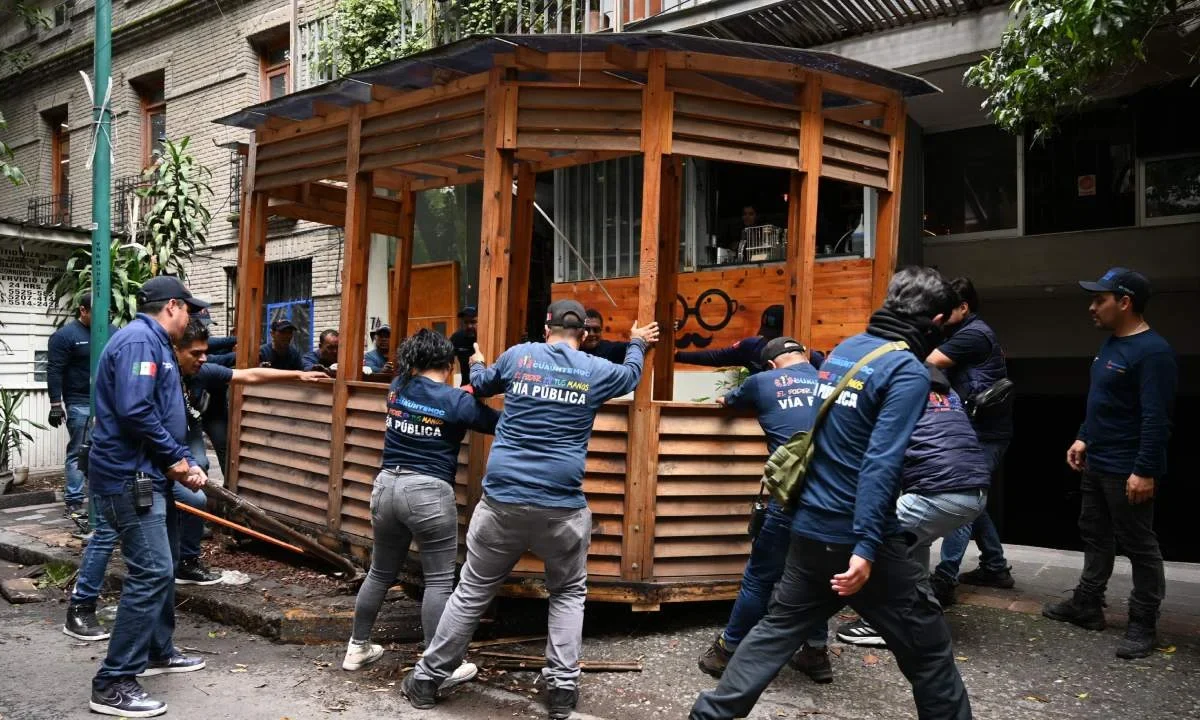 Durante un operativo, retiran 4 toneladas de enseres en comercios de la alcaldía Cuauhtémoc.