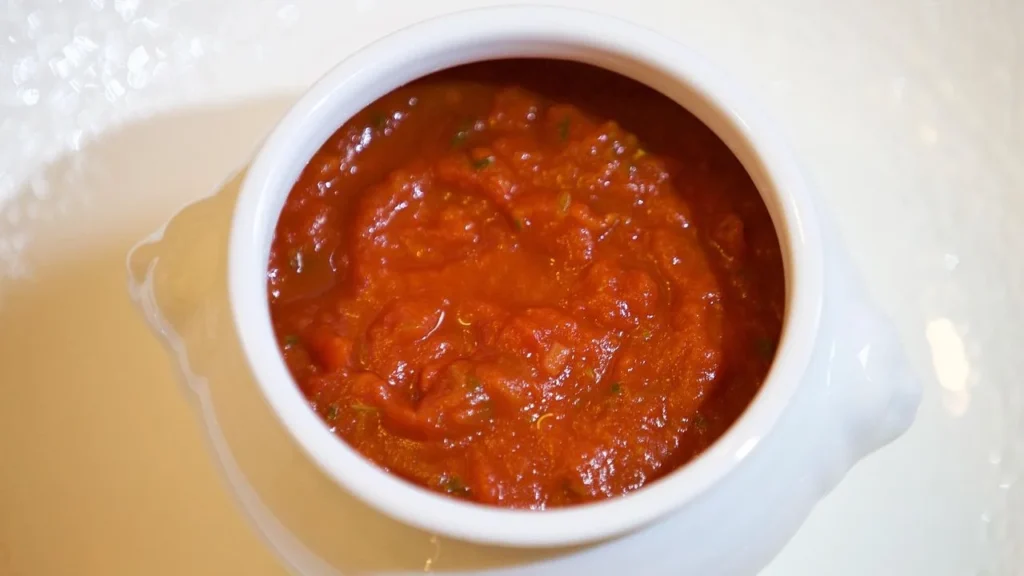 Hay bacterias fecales en salsas de puestos de comida cercanos al Metro CDMX, sugiere estudio del IPN.