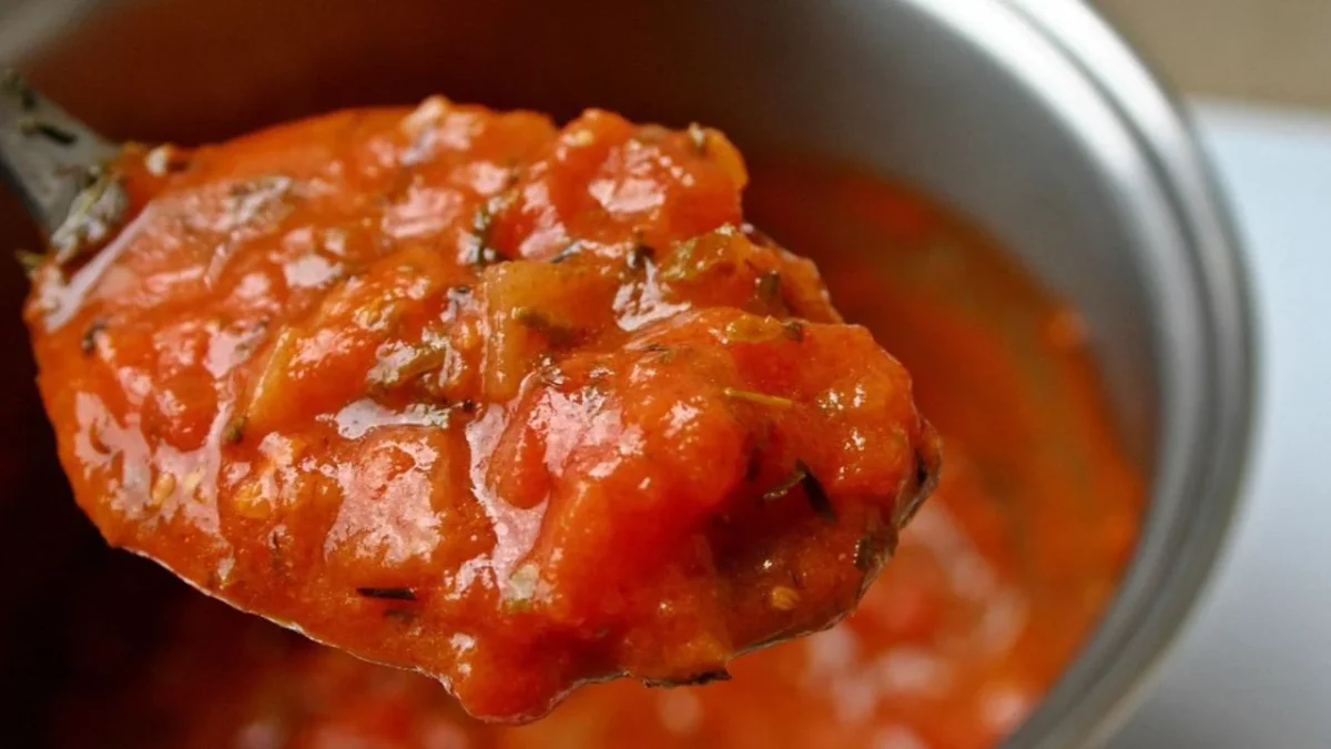 Hay bacterias fecales en salsas de puestos de comida cercanos al Metro CDMX, sugiere estudio del IPN.