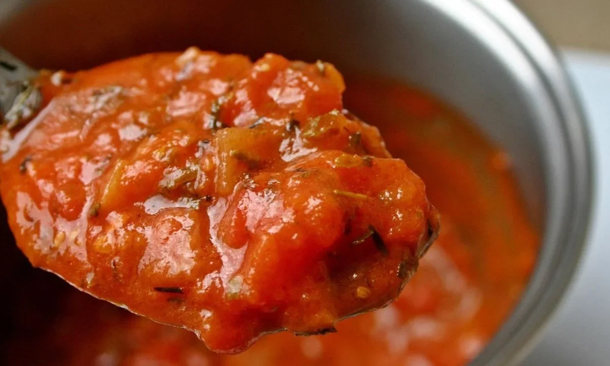 Hay bacterias fecales en salsas de puestos de comida cercanos al Metro CDMX, sugiere estudio del IPN.