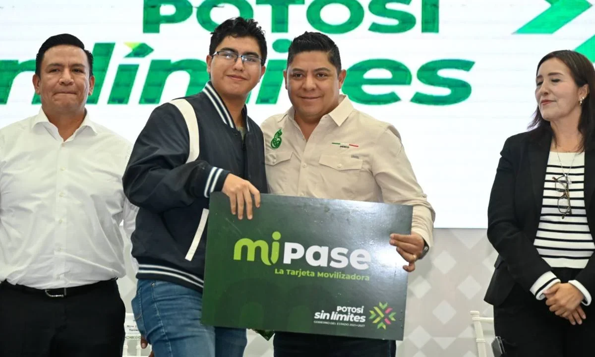 “La tarjeta “MI PASE” es una herramienta que ayuda a prepararse en la vida y elimina pretextos para no ir a estudiar”, expresó el Gobernador de SLP.