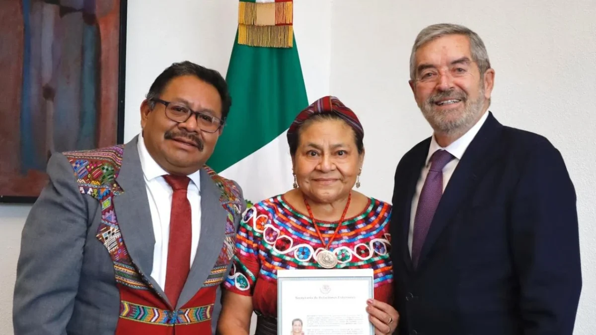 La activista indígena Rigoberta Menchú, premio Nobel de la Paz, recibió su carta de naturalización como mexicana.