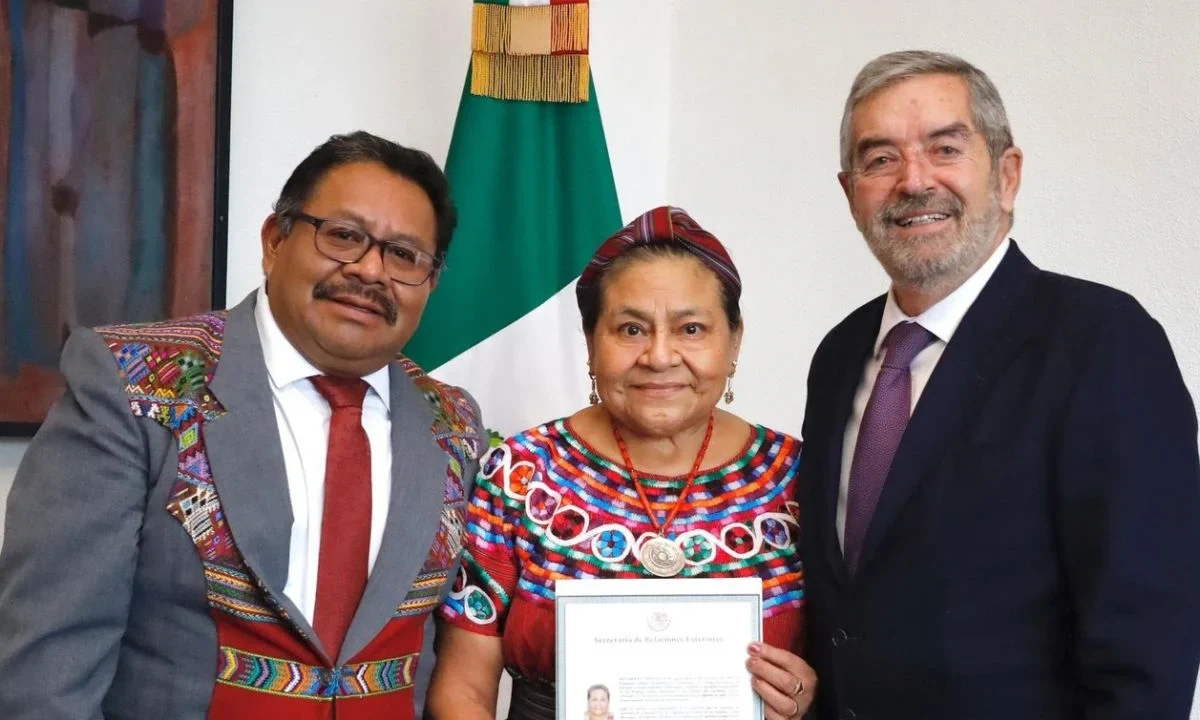 La activista indígena Rigoberta Menchú, premio Nobel de la Paz, recibió su carta de naturalización como mexicana.