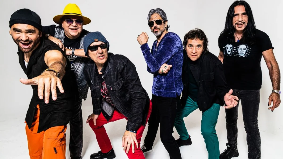 En la Mira se lanzó en septiembre de 1985, y tras el sismo del 19, Ritmo Peligroso ofreció conciertos en apoyo a los damnificados, mostrando su compromiso con México.