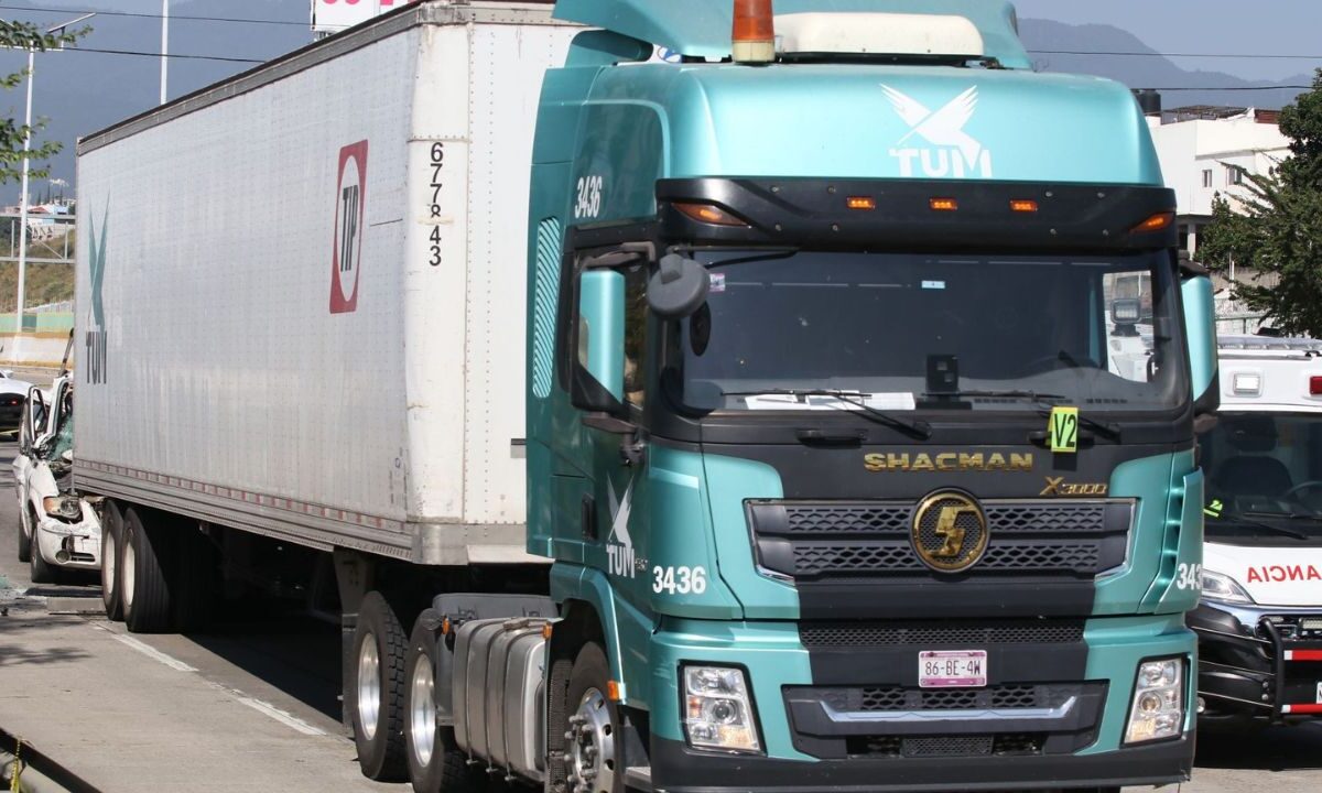 Un comando armado robó un tractocamión con 33 toneladas de concentrado de oro y plata en la carretera Durango a Puerto Manzanillo, cerca de Guadalajara, Jalisco, el pasado 4 de julio, aunque se dio a conocer este lunes.
