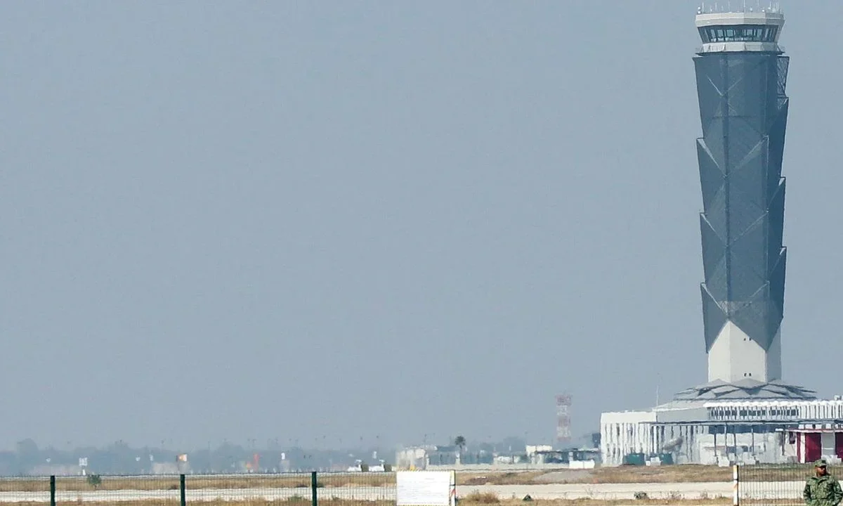 Es decir, todos sabemos que recibe subsidios, mientras acá en el Benito Juárez sigue la saturación del espacio aéreo con vuelos.