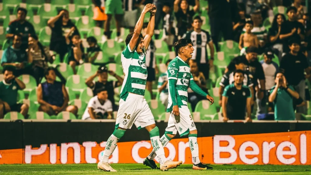 Tras el resultado de la Jornada 1, Pumas aparece último en la tabla con cero puntos mientras Santos la encabeza con tres tantos como local.