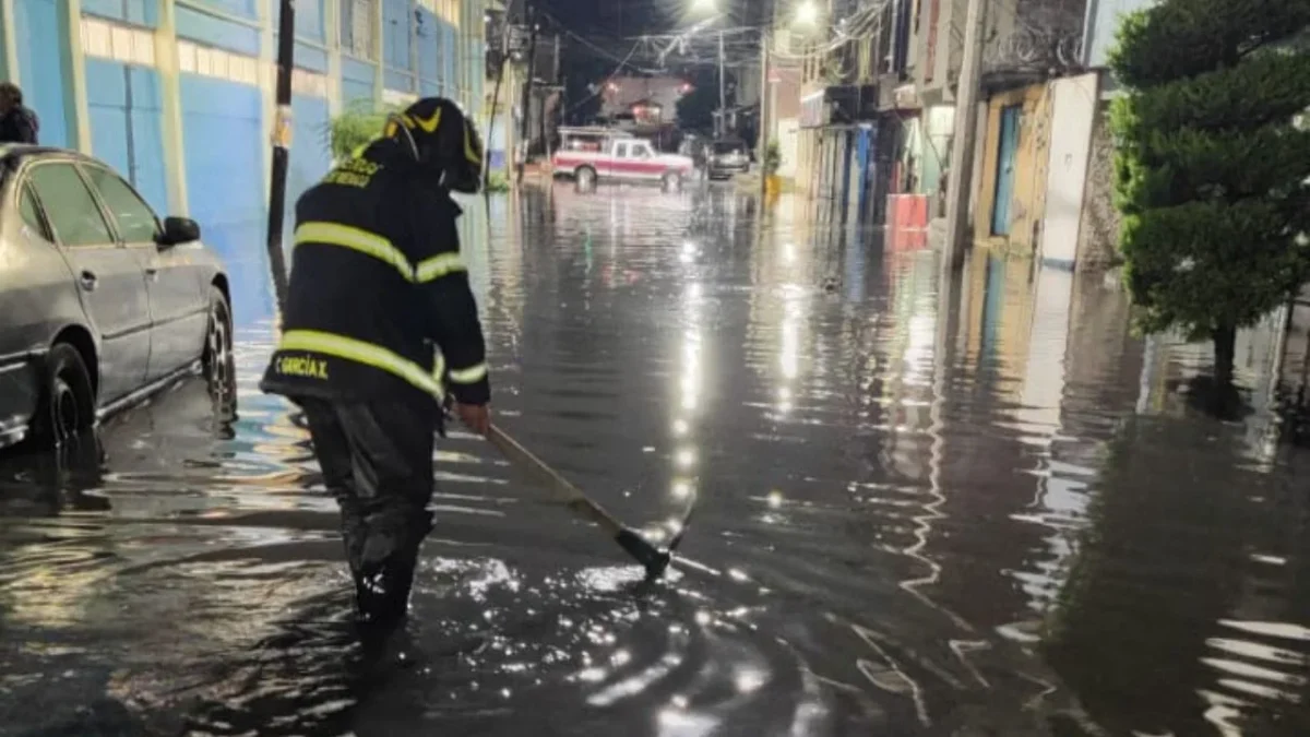 Tras la activación de la Alerta Naranja, autoridades reportaron el desbordamiento del canal de Tláhuac y otros encharcamientos.