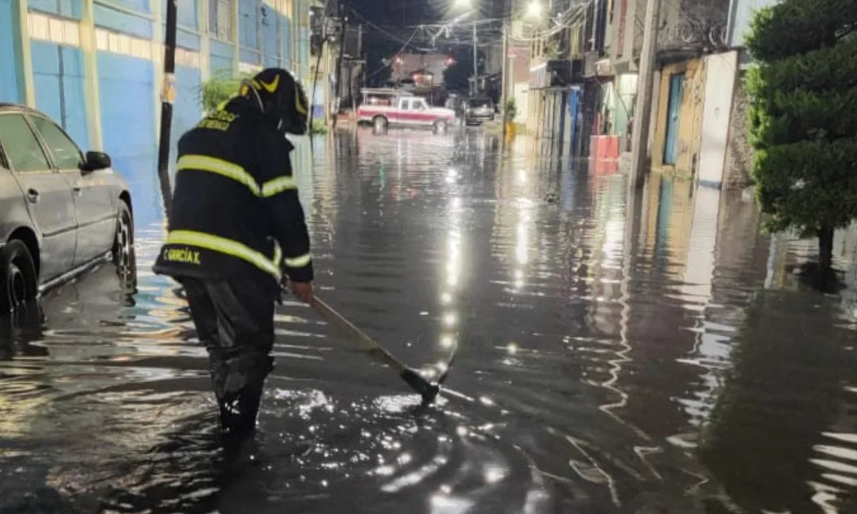 Tras la activación de la Alerta Naranja, autoridades reportaron el desbordamiento del canal de Tláhuac y otros encharcamientos.