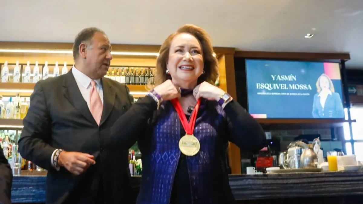 La ministra Yasmín Esquivel Mossa recibe la presea conmemorativa al Día del Abogado 2025.