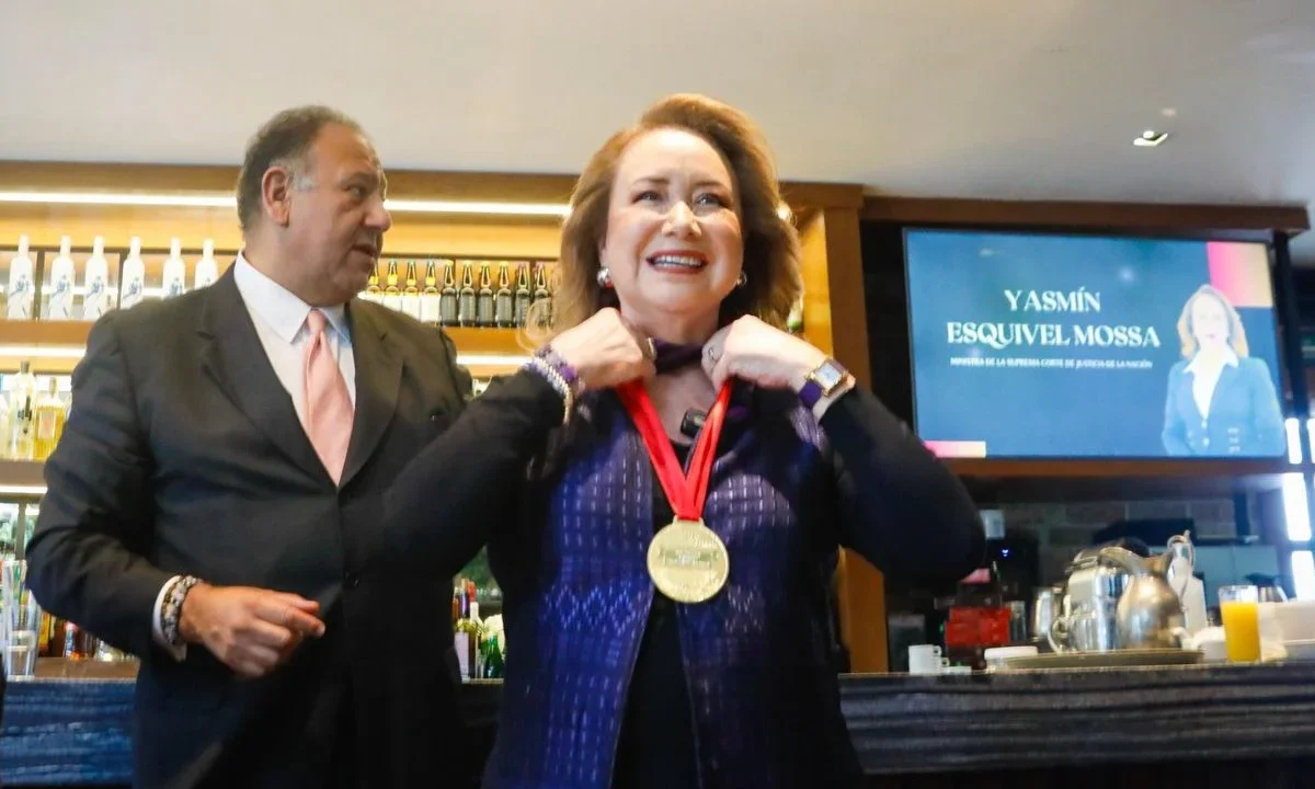 La ministra Yasmín Esquivel Mossa recibe la presea conmemorativa al Día del Abogado 2025.