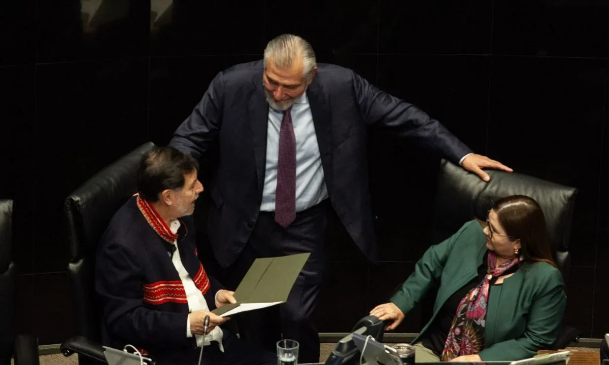 Morena en el Senado expresó su respaldo a Adán Augusto López por considerar que existe un "golpeteo mediático" orquestado desde la oposición.