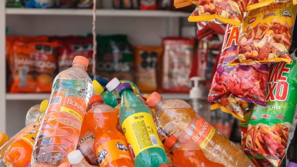 La Secretaría de Educación Pública (SEP), convocó a las comunidades escolares y a las familias de todo el país a informarse sobre el significado del etiquetado frontal de alimentos y bebidas procesadas, con el objetivo de tomar mejores decisiones y optar por opciones más saludables.