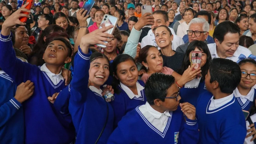 La presidenta Claudia Sheinbaum y el secretario de Educación, Mario Delgado, con estudiantes de educación básica. Pagos de becas regresarán en octubre 2025.