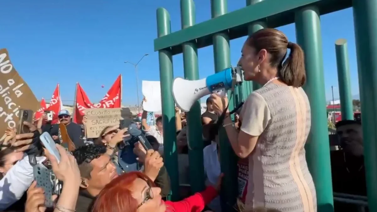 La mayoría de manifestantes eran en contra del proyecto de ampliación del puerto El Sauzal en BC a quienes Sheinbaum atendió desde la reja.