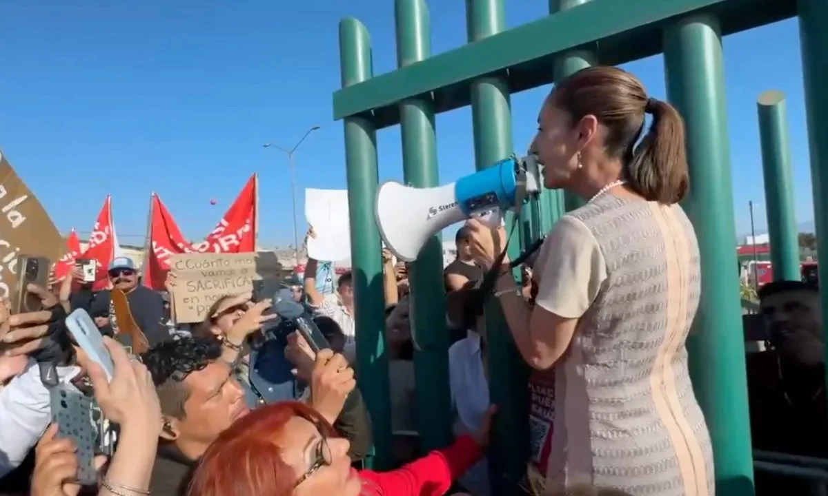 La mayoría de manifestantes eran en contra del proyecto de ampliación del puerto El Sauzal en BC a quienes Sheinbaum atendió desde la reja.