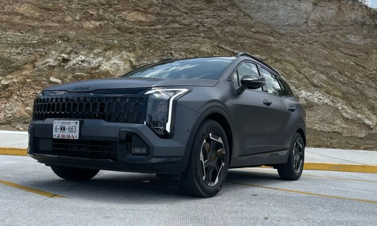 Frente nítido, líneas específicas y con una firma óptica que flanquea una parrilla diferente a la de su predecesor, así es Sportage de KIA.