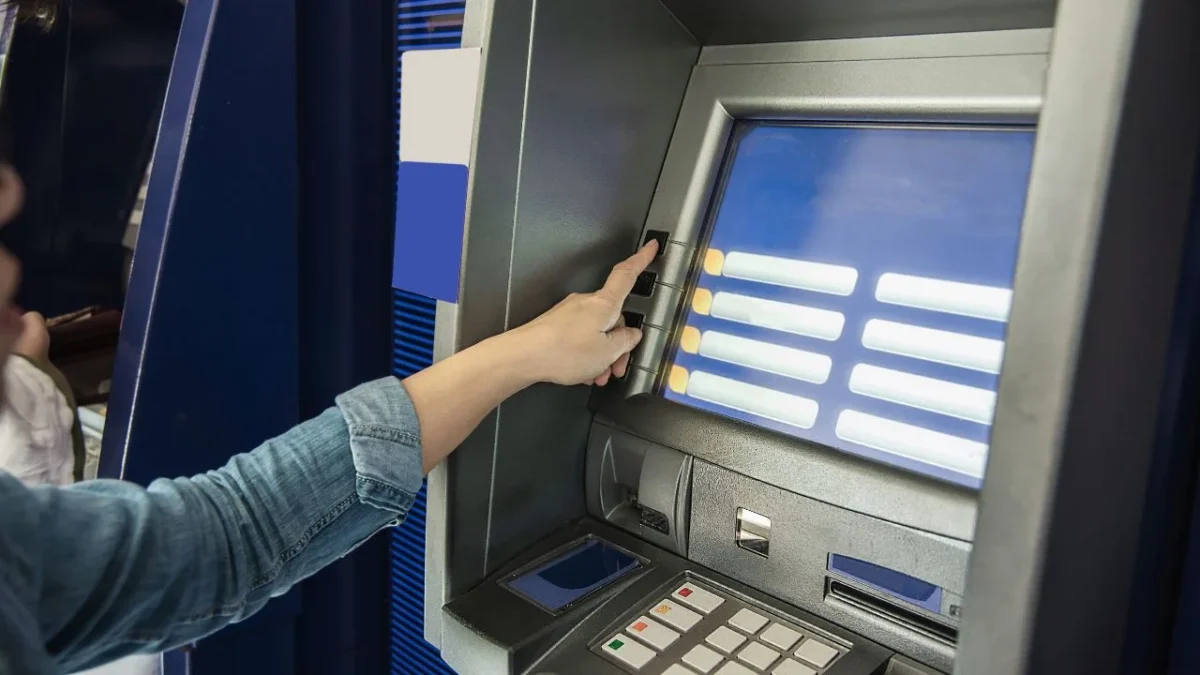 La dependencia señaló que delincuentes alteran los cajeros automáticos para robar, clonar o sustituir las tarjetas bancarias originales de las víctimas; en el despliegue aseguraron 88 plásticos.