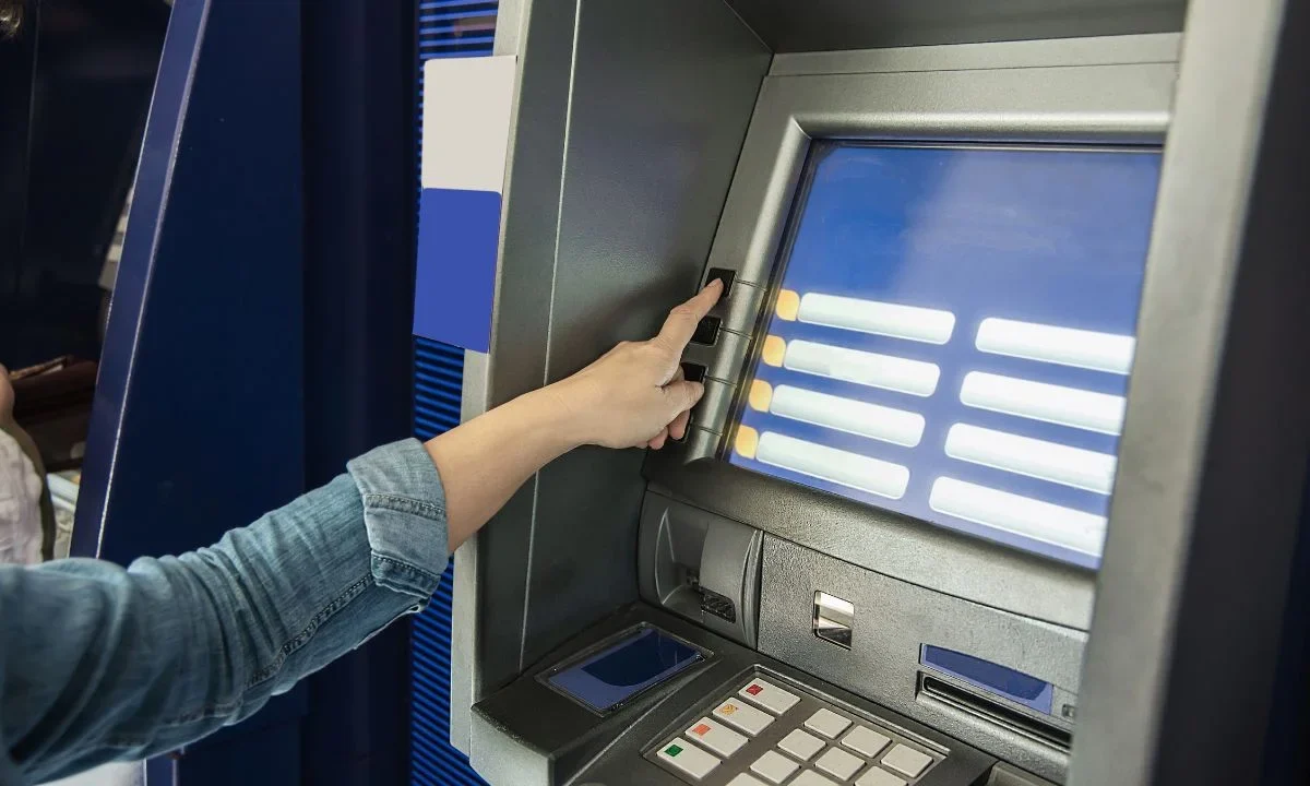 La dependencia señaló que delincuentes alteran los cajeros automáticos para robar, clonar o sustituir las tarjetas bancarias originales de las víctimas; en el despliegue aseguraron 88 plásticos.